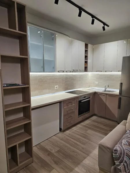 Tirane, jepet me qera apartament 1+1 Kati 4, 550 € (fusha e aviacionit)