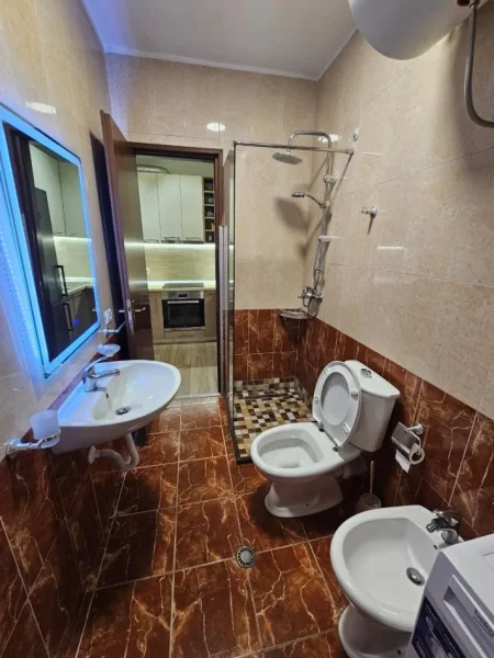 Tirane, jepet me qera apartament 1+1 Kati 4, 550 € (fusha e aviacionit)