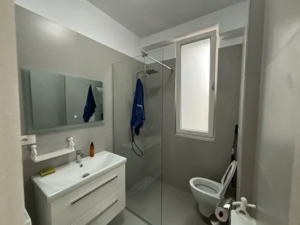 Tirane, jepet me qera apartament 2+1+Aneks+Ballkon Kati 4, 550 € (fusha e aviacionit)