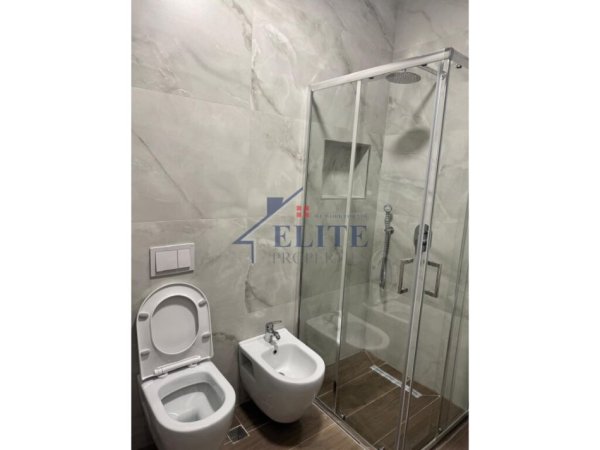 Tirane, jepet me qera apartament 1+1+Ballkon Kati 7, 65 m² 600 € (Don Bosko)