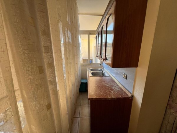 Tirane, jepet me qera apartament 1+1+Aneks+Ballkon Kati 8, 570 € (komuna e parisit)