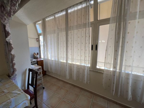 Tirane, jepet me qera apartament 1+1+Aneks+Ballkon Kati 8, 570 € (komuna e parisit)