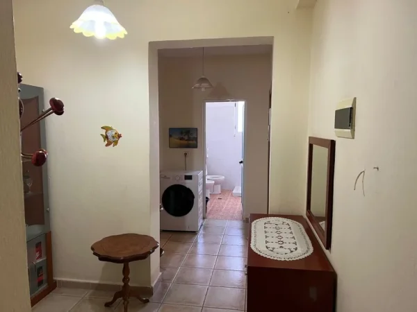 Tirane, jepet me qera apartament 1+1+Aneks+Ballkon Kati 8, 570 € (komuna e parisit)