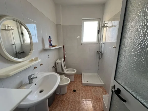 Tirane, jepet me qera apartament 1+1+Aneks+Ballkon Kati 8, 570 € (komuna e parisit)
