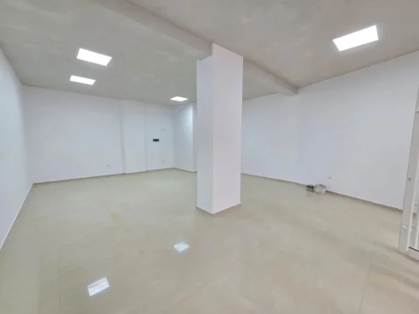 Tirane, jepet me qera ambjent biznesi Kati 2, 80 m² 700 € (Astir)