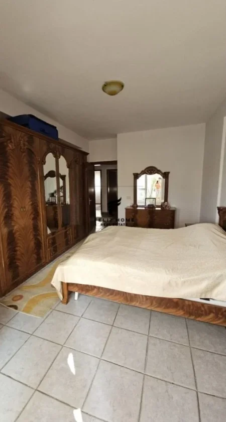 Tirane, jepet me qera apartament 3+1+Ballkon Kati 8, 144 m² 700 € (RRUGA FORTUZI)