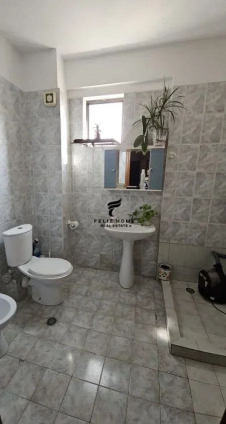 Tirane, jepet me qera apartament 3+1+Ballkon Kati 8, 144 m² 700 € (RRUGA FORTUZI)
