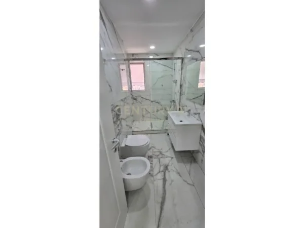 Tirane, shes apartament 2+1 Kati 3, 83 m² 158.000 € (Tek ish Parku)