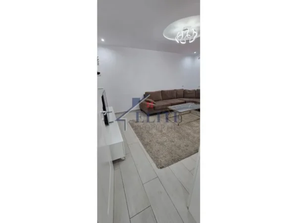 Tirane, shitet apartament 2+1+Ballkon Kati 3, 83 m² 158.000 € (Globe, Rruga e Kavajes)
