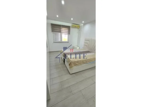 Tirane, shitet apartament 2+1+Ballkon Kati 3, 83 m² 158.000 € (Globe, Rruga e Kavajes)