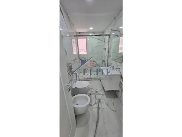 Tirane, shitet apartament 2+1+Ballkon Kati 3, 83 m² 158.000 € (Globe, Rruga e Kavajes)