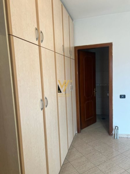 Tirane, jepet me qera apartament 2+1+Ballkon Kati 7, 100 m² 500 € (RRUGA E KAVAJES)