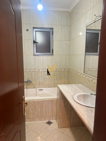 Tirane, jepet me qera apartament 2+1+Ballkon Kati 7, 100 m² 500 € (RRUGA E KAVAJES)