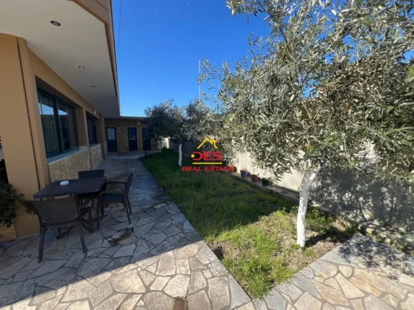 Vlore, jepet me qera ambjent biznesi Kati 0, 200 m² 500 € (Rruga Sokrat Leka)