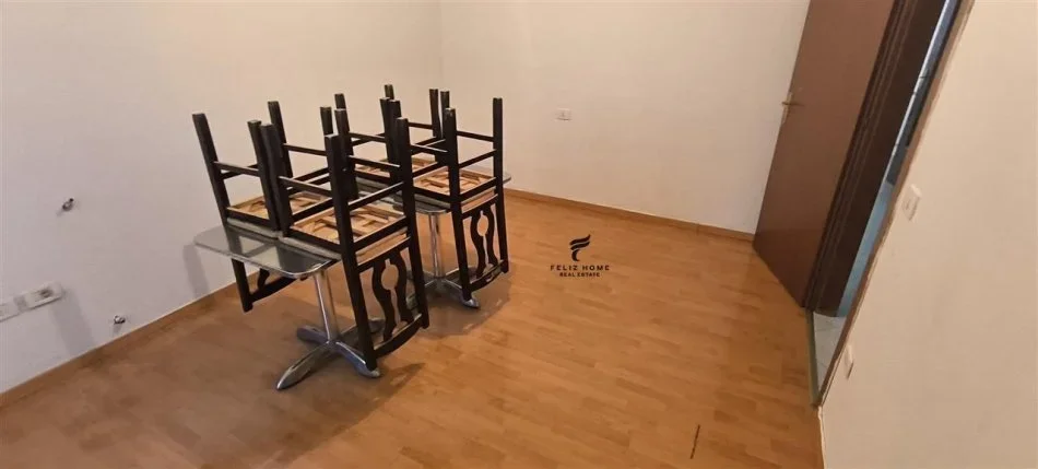 Tirane, jepet me qera zyre Kati 1, 130 m² 1.200 € (KOMUNA E PARISIT)