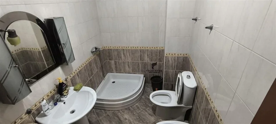 Tirane, jepet me qera zyre Kati 1, 130 m² 1.200 € (KOMUNA E PARISIT)