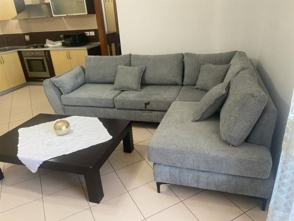 Tirane, jepet me qera apartament 1+1+Ballkon Kati 5, 60 m² 500 € (RRUGA E KAVAJES)