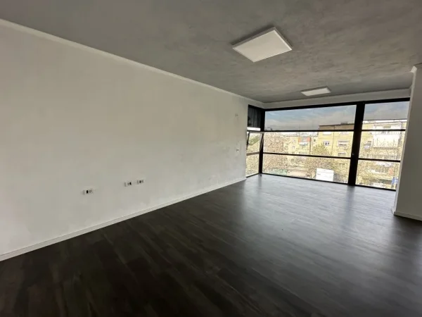 Tirane, jepet me qera ambjent biznesi Kati 2, 99 m² 1.000 € (Rruga e Dibres)