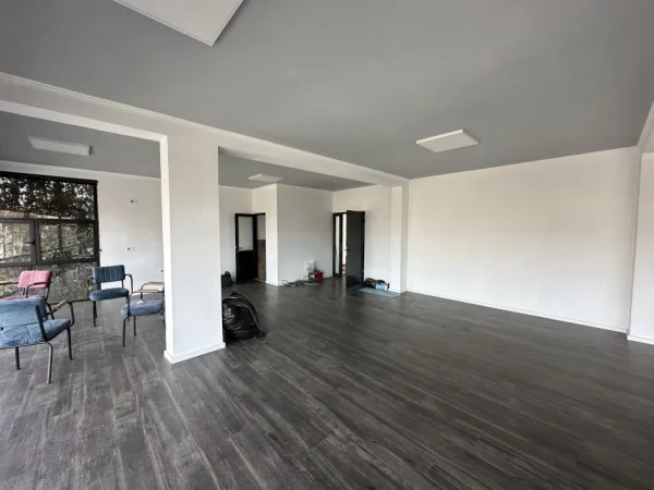Tirane, jepet me qera ambjent biznesi Kati 2, 99 m² 1.000 € (Rruga e Dibres)