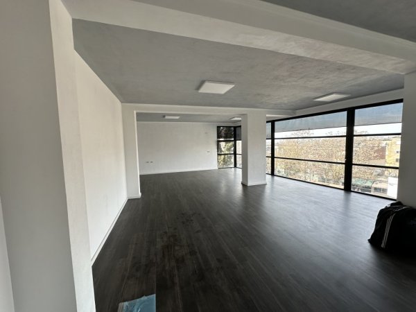 Tirane, jepet me qera ambjent biznesi Kati 2, 99 m² 1.000 € (Rruga e Dibres)