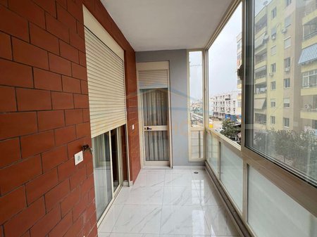 Tirane, jepet me qera apartament 1+1 Kati 2, 63 m² 550 € (UNAZA E RE)