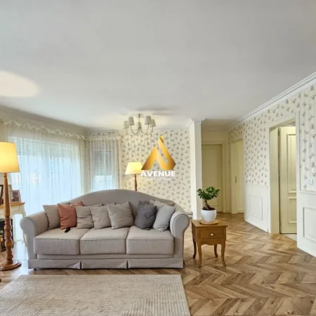 Tirane, jepet me qera apartament 2+1+Ballkon Kati 4, 126 m² 1.000 € (kodra e diellit)