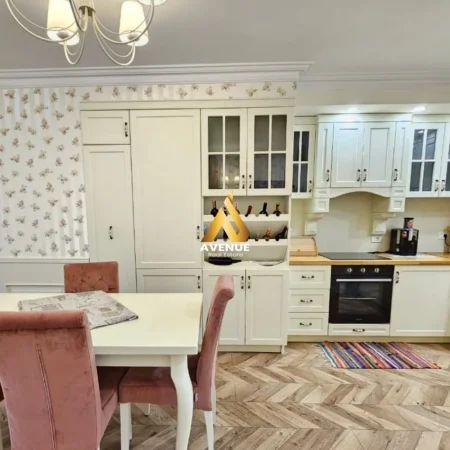 Tirane, jepet me qera apartament 2+1+Ballkon Kati 4, 126 m² 1.000 € (kodra e diellit)