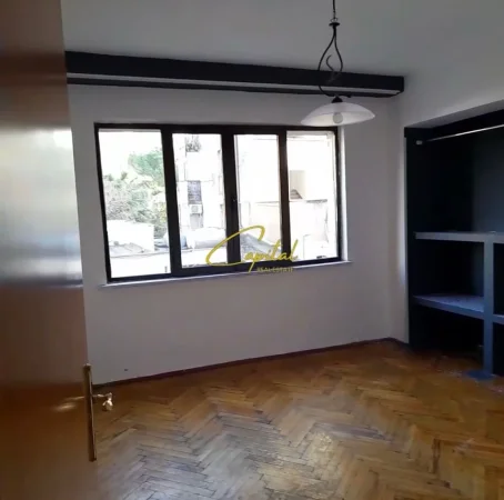 Tirane, jepet me qera zyre Kati 1, 70 m² 950 € (RRUGA E DURRESIT)