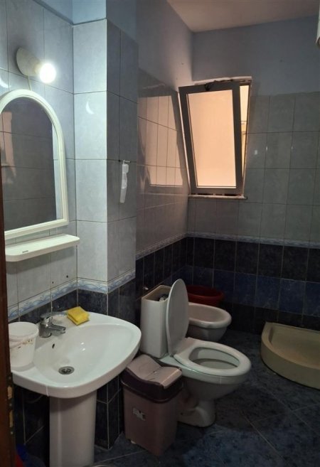 Tirane, jepet me qera apartament 1+1+Ballkon Kati 5, 60 m² 320 € (Fresk prane Bunkart,Rr.Muhamed Deliu)