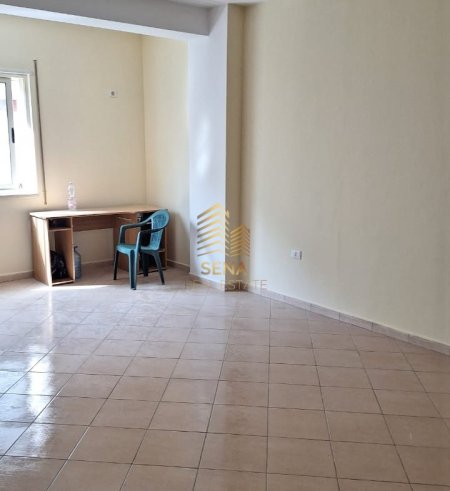 Tirane, jepet me qera apartament 2+1+Ballkon Kati 3, 107 m² 350 € (Rruga Shefqet Kuka)