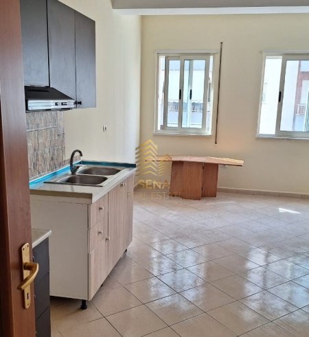 Tirane, jepet me qera apartament 2+1+Ballkon Kati 3, 107 m² 350 € (Rruga Shefqet Kuka)