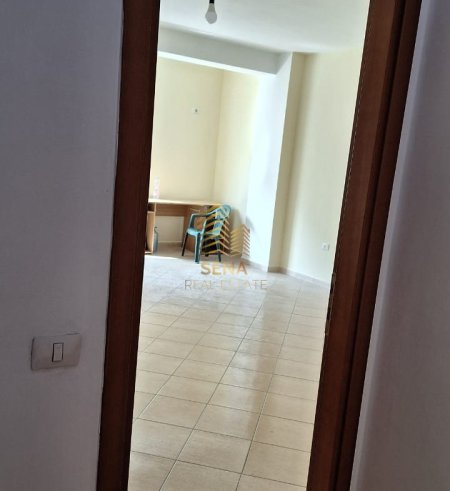 Tirane, jepet me qera apartament 2+1+Ballkon Kati 3, 107 m² 350 € (Rruga Shefqet Kuka)