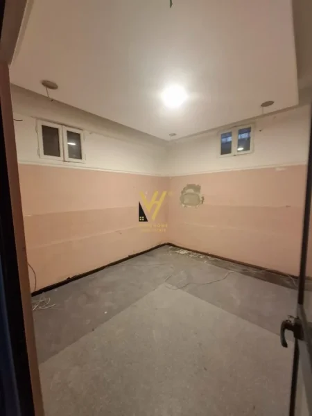 Tirane, jepet me qera magazine Kati 0, 230 m² 2.000 € (ASTIR)