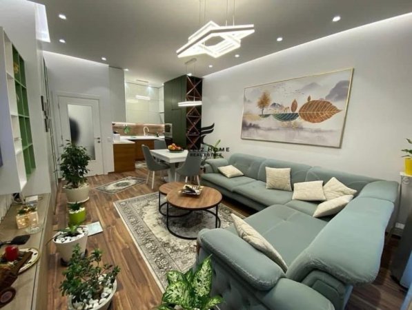 Tirane, jepet me qera apartament 1+1+Ballkon Kati 5, 75 m² 800 € (RRUGA E KAVAJES)