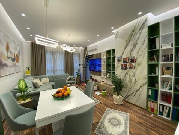 Tirane, jepet me qera apartament 1+1+Ballkon Kati 5, 75 m² 800 € (RRUGA E KAVAJES)