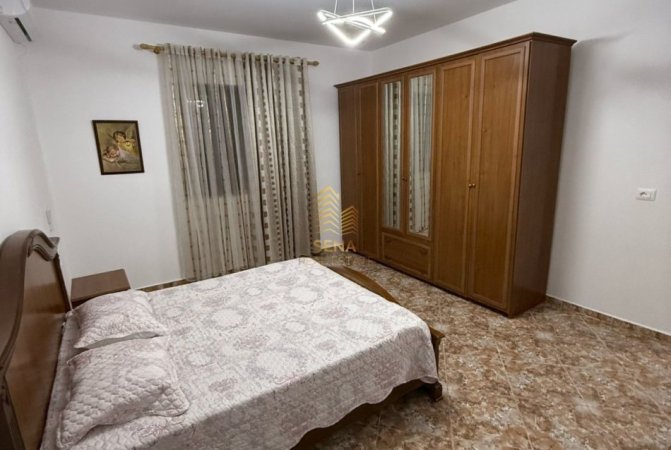 Tirane, jepet me qera Vile 2+1+Ballkon Kati 1, 85 m² 500 € (Rruga 5 Maji)