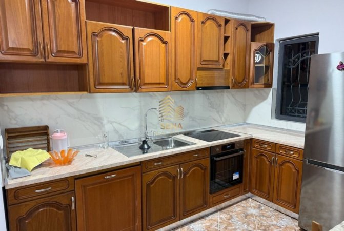 Tirane, jepet me qera Vile 2+1+Ballkon Kati 1, 85 m² 500 € (Rruga 5 Maji)