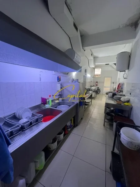 Tirane, shitet dyqan Kati 1, 240 m² 300.000 € (QYTET STUDENTI)