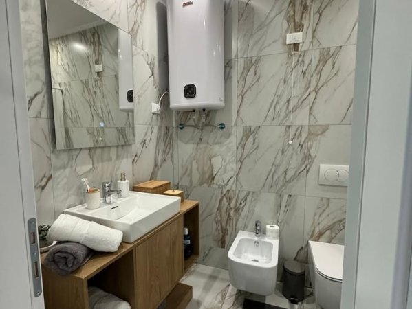 Tirane, jepet me qera apartament 2+1+Ballkon Kati 3, 119 m² 456.000 € (Lake View)