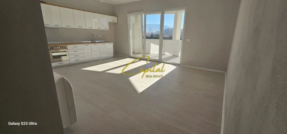 Tirane, jepet me qera zyre Kati 3, 104 m² 625 € (ASTIR)