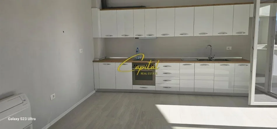 Tirane, jepet me qera zyre Kati 3, 104 m² 625 € (ASTIR)