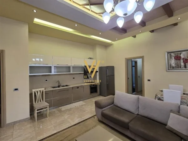 Tirane, jepet me qera apartament 2+1+Ballkon Kati 2, 105 m² 950 € (PAZARI I RI)