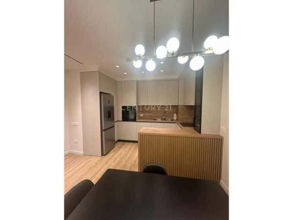 Tirane, jepet me qera apartament 2+1+Aneks+Ballkon Kati 6, 111 m² 900 € (Xhamlliku)