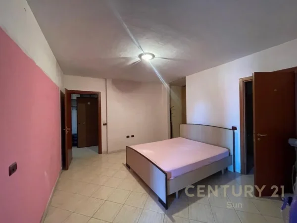 Tirane, jepet me qera apartament 2+1+Aneks+Ballkon Kati 4, 115 m² 800 € (Komuna e parisit)