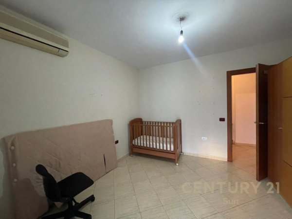 Tirane, jepet me qera apartament 2+1+Aneks+Ballkon Kati 4, 115 m² 800 € (Komuna e parisit)