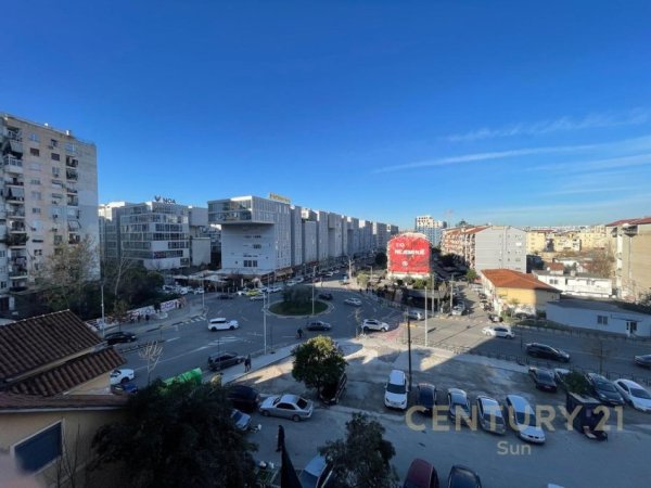 Tirane, jepet me qera apartament 2+1+Aneks+Ballkon Kati 4, 115 m² 800 € (Komuna e parisit)