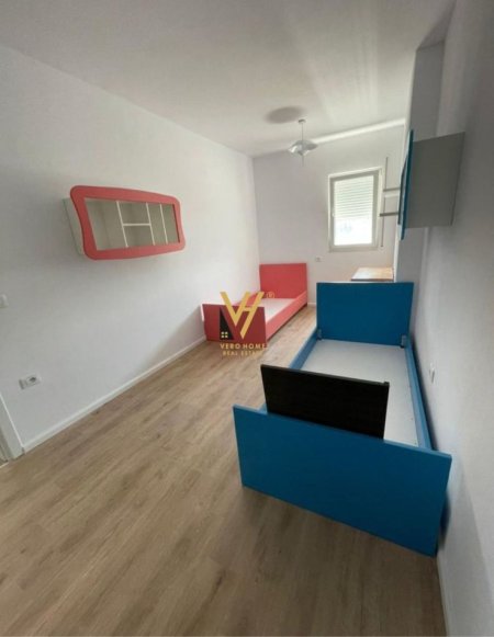Tirane, jepet me qera apartament 2+1+Ballkon Kati 7, 500 m² 500 € (ALI DEMI)