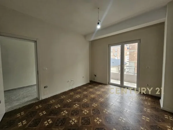 Tirane, jepet me qera zyre Kati 2, 100 m² 700 € (Rruga e Kavajes)