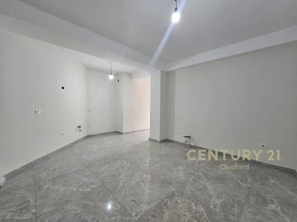 Tirane, jepet me qera zyre Kati 2, 100 m² 700 € (Rruga e Kavajes)