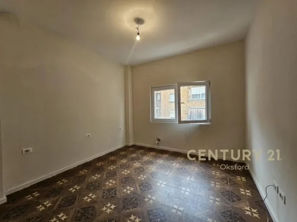 Tirane, jepet me qera zyre Kati 2, 100 m² 700 € (Rruga e Kavajes)